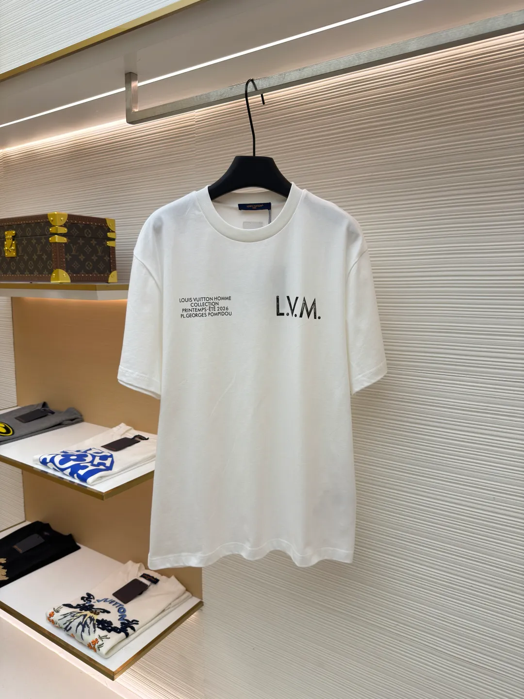 LOUIS VUITTON Team Printed Round Neck Short Sleeve ●Item No.: 1682117-A05 ●Material: Cotton knitted fabric ●Technology: Glue printing ●Color: White ●Version: Fitted version ●Weight: about 270 grams ●Size: It is made of fine cotton knitted fabric, using high-count combed cotton yarn and woven through plain knitting technology. The combing process removes short fibers and impurities, making the yarn smoother and stronger. The woven fabric therefore has a tight structure, a smooth surface, and a soft and refreshing touch. High-quality basic fabrics are fundamental to ensuring the durability and daily comfort of T-shirts. Environmentally friendly elastic glue printing uses water-based environmentally friendly slurry, and uses polymer cross-linking technology to achieve the elastic combination of patterns and fabrics. Its biggest feature is its excellent stretch resilience, and the printed area can expand and contract simultaneously with the fabric without cracking. The pattern has a matte or semi-matte finish, with bright colors and great coverage. The printed area feels soft and smooth, with no obvious hardening of the film, maintaining the original softness and breathability of the fabric. Because the slurry penetrates into the fiber gaps, it has a slight waxy resistance when touched, similar to the texture of fine sand leather. The overall wiring is straight and delicate, the fabric is comfortable and soft, and the color is consistent without color difference. It can be matched with the same style to create a fashionable look and control various occasions. Customized accessories, complete with three standards, same style for men and women!